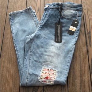 Bebe floral detailed jeans